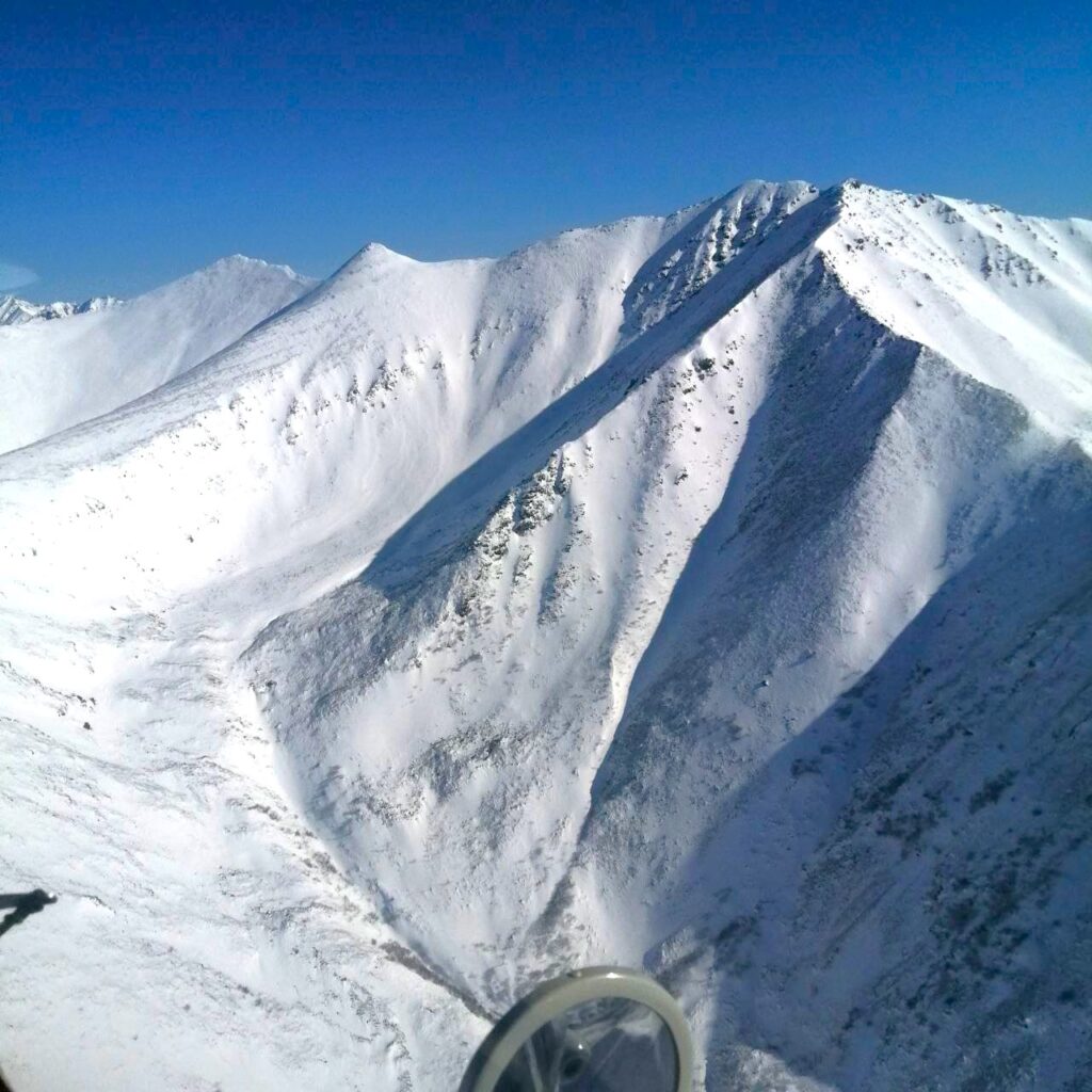 Кадры с небес: амурчанам показали заснеженные горы из кабины вертолета
