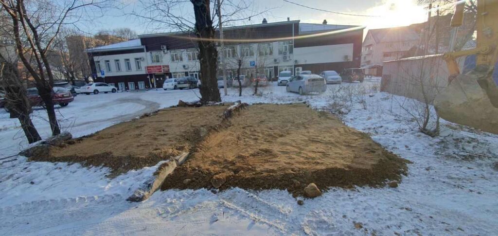 «Дети ходят по этой помойке»: одна из улиц Благовещенска превращается в свалку