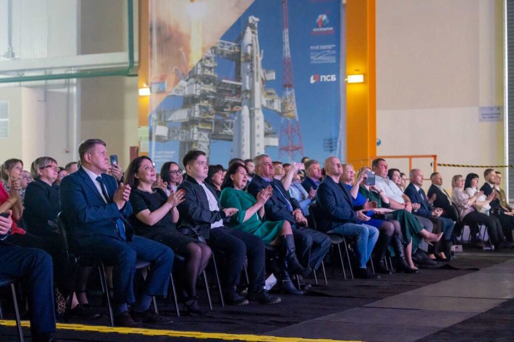 Артисты из Москвы выступили на космодроме Восточный