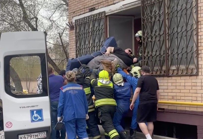 В Москве спасателям пришлось выносить через окно мужчину весом 400 килограммов