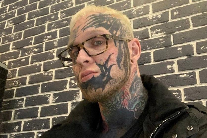 Эпатажный сын Елены Яковлевой показал новые татуировки на лице