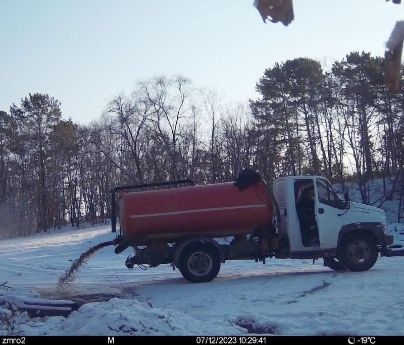Сотрудник коммунальной службы регулярно сливал нечистоты на окраине амурского села