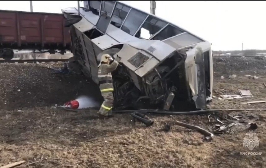В Ярославской области семь человек погибли после столкновения поезда с пассажирским автобусом