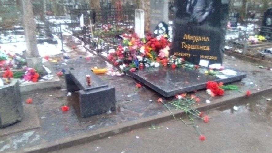 Вандалы разгромили могилу лидера «Короля и Шута» Михаила Горшенёва в Петербурге