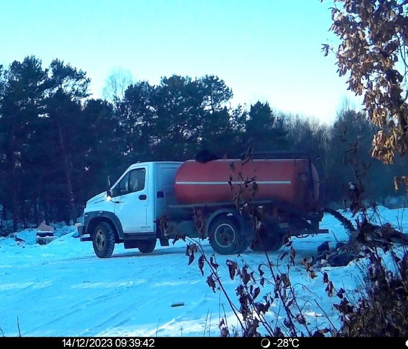 Сотрудник коммунальной службы регулярно сливал нечистоты на окраине амурского села