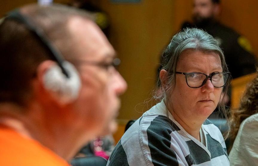 В США суд впервые в истории отправил в тюрьму родителей школьного стрелка