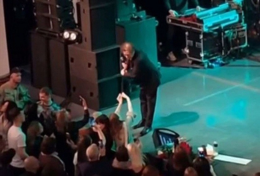 Григорий Лепс выбил телефон из рук поклонницы на концерте в Костроме