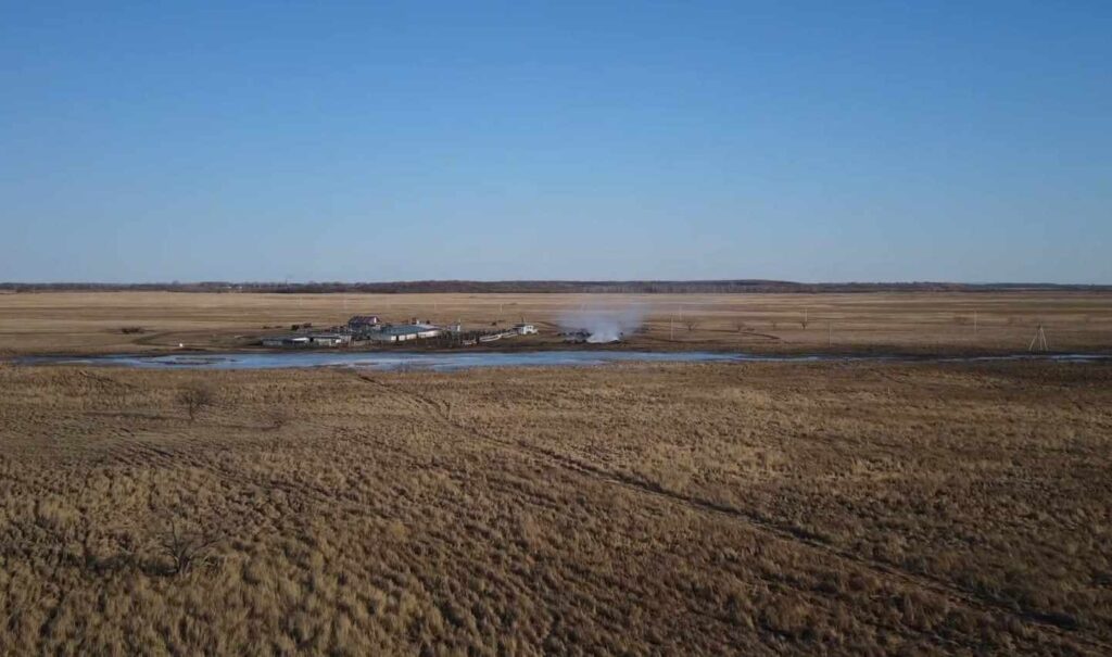 пал сухой травы в районе крестьянско-фермерского подворья в реке долины Алим