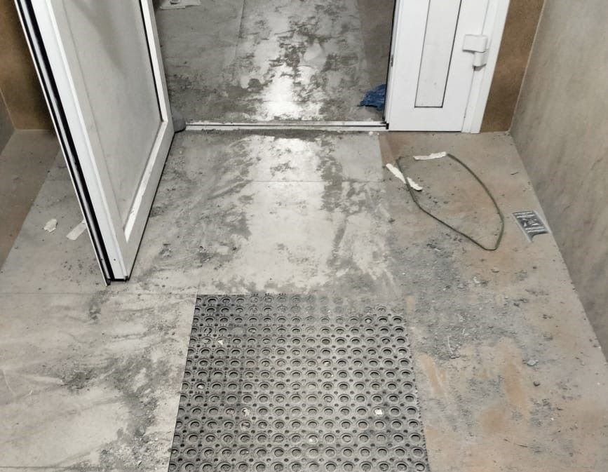 Мусор в подъезде