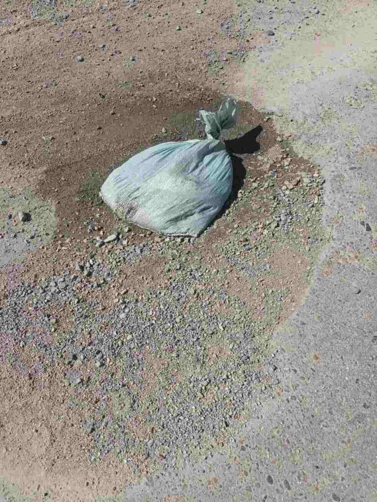 Инновация на дороге: в Благовещенском районе использовали оригинальный метод ямочного ремонта