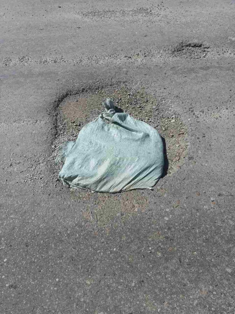 Инновация на дороге: в Благовещенском районе использовали оригинальный метод ямочного ремонта