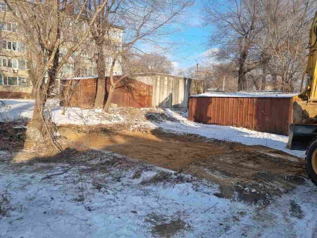 «Дети ходят по этой помойке»: одна из улиц Благовещенска превращается в свалку