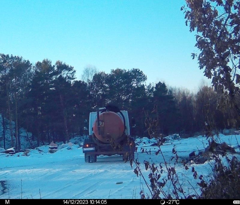 Сотрудник коммунальной службы регулярно сливал нечистоты на окраине амурского села