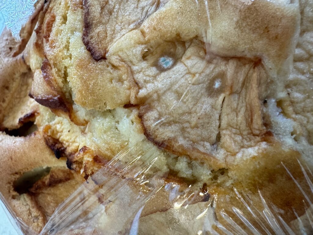 По следам живой булочки: благовещенцам продают заплесневелую еду