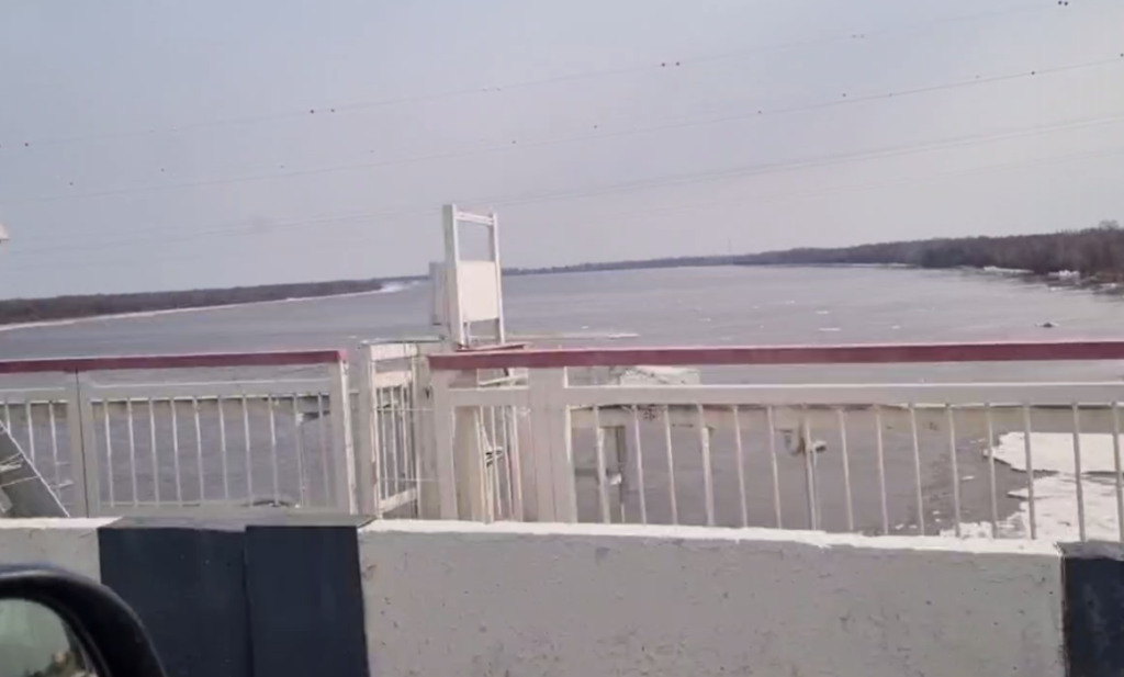 за реками Приамурья следят главы и спасатели