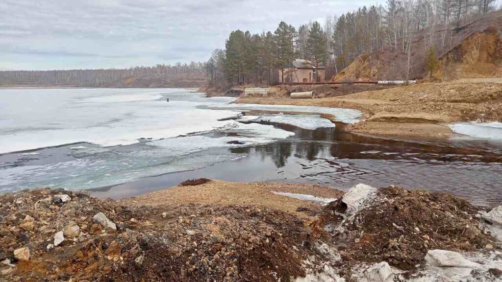 в Магдагачах уровень в плотине критический