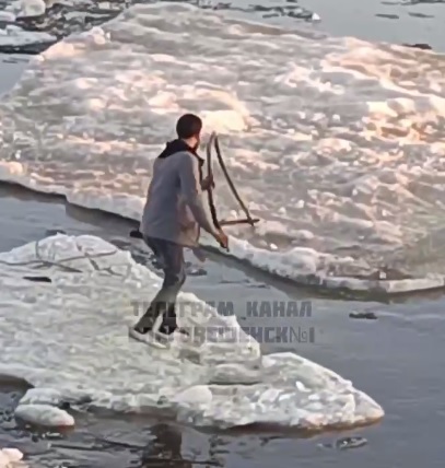 Как на бригантине: плывущего на льдине мужчину выловили из Амура