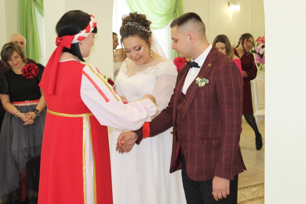 Хоронили невест, много плакали: традиции славян на Красную горку