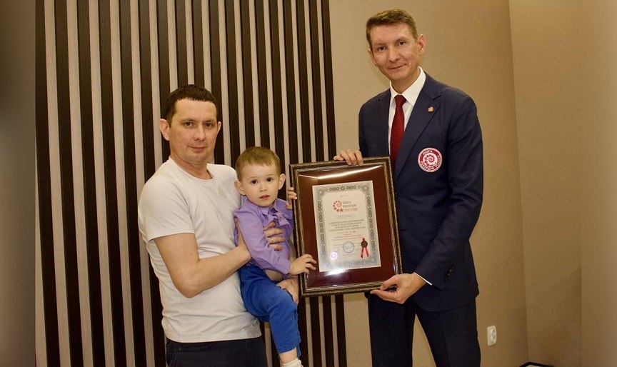 Трёхлетний мальчик попал в Книгу рекордов России, назвав флаги 193 стран