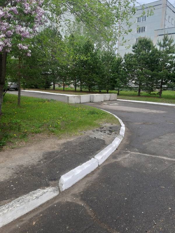 Благовещенская клиника заставляет горожан топтать газоны