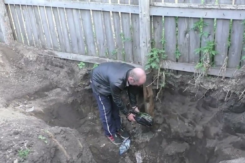 В Хакасии многодетный отец убил новорождённую дочь и закопал во дворе