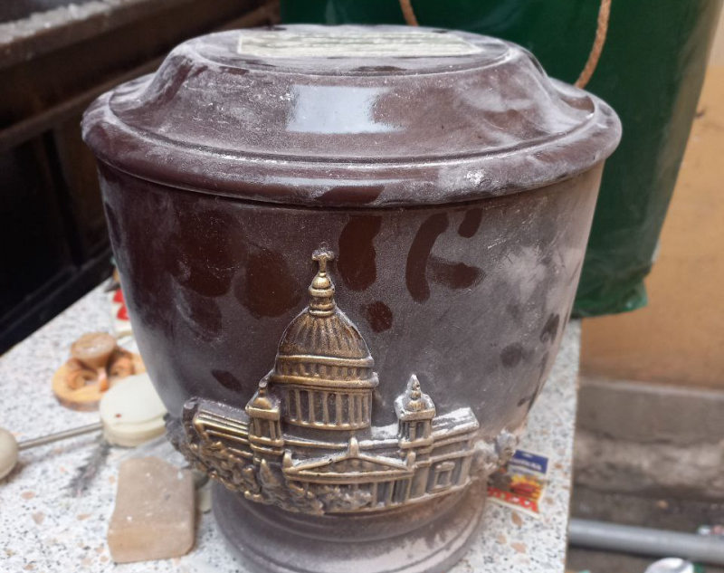 Урну с прахом блокадницы нашли возле мусорных баков в Петербурге