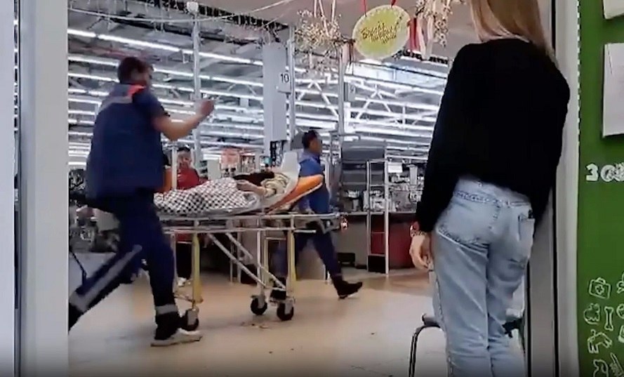 Школьница из Белгородской области родила во время собеседования в магазине