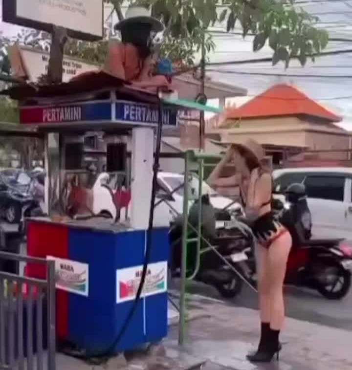 Двум россиянкам грозит депортация с Бали за полуголую фотосессию на бензоколонке