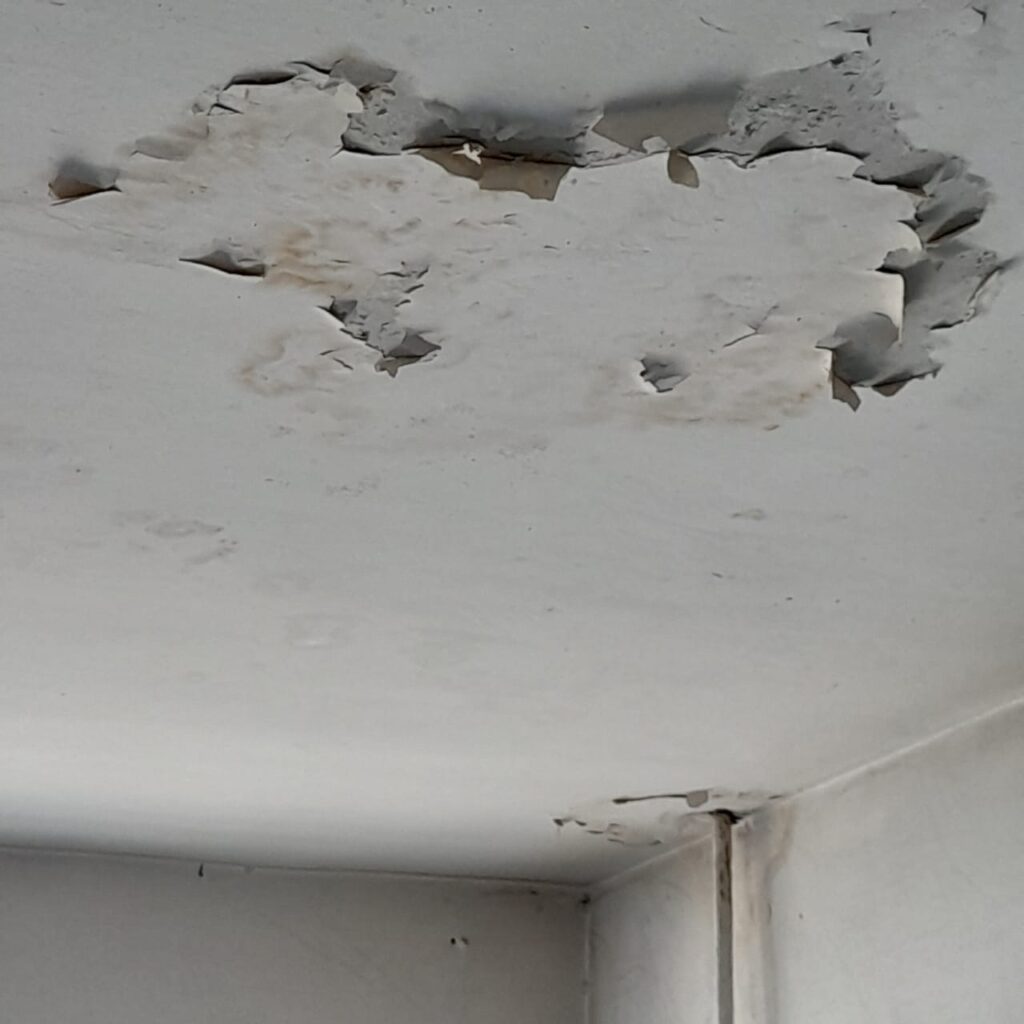 Придется платить дважды? В Зее пять лет топит многоквартирный дом