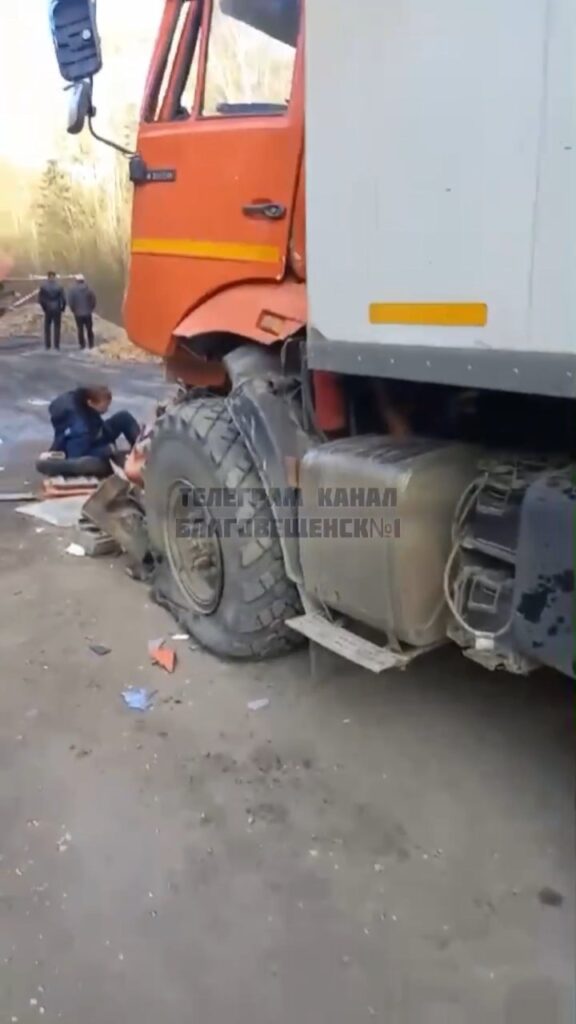 Беспощадные амурские дороги: сельская грязь поглотила бетономешалку