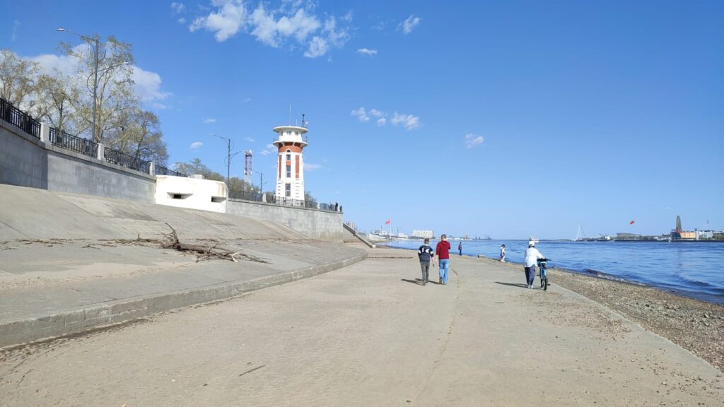 Следите за детьми: юные благовещенцы открыли пляжный сезон