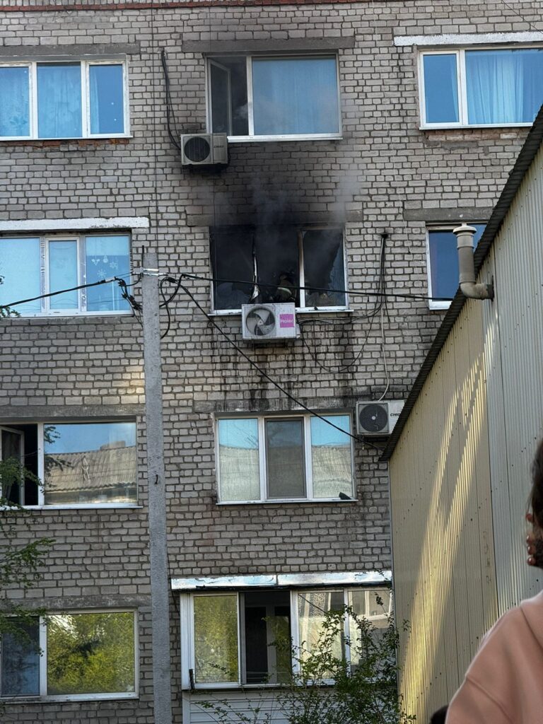 Фейерверк в комнате? В кадр очевидца попала причина пожара в благовещенской пятиэтажке