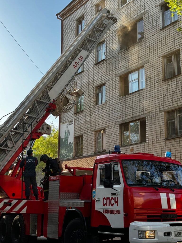 Фейерверк в комнате? В кадр очевидца попала причина пожара в благовещенской пятиэтажке