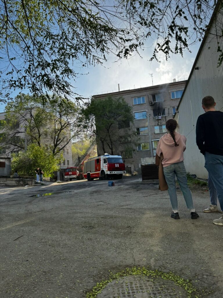 Фейерверк в комнате? В кадр очевидца попала причина пожара в благовещенской пятиэтажке