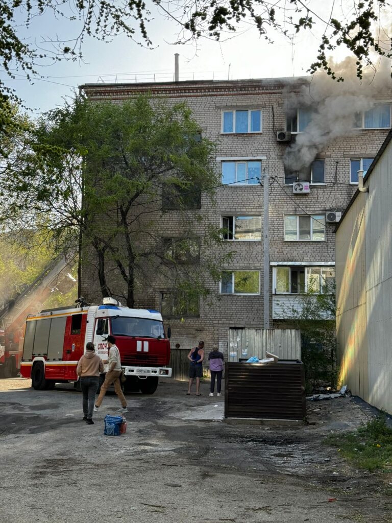 Фейерверк в комнате? В кадр очевидца попала причина пожара в благовещенской пятиэтажке