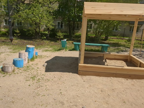 Торчат острые трубы: опасная детская площадка смутила жительницу Чигирей