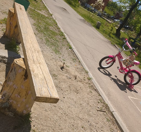 Торчат острые трубы: опасная детская площадка смутила жительницу Чигирей