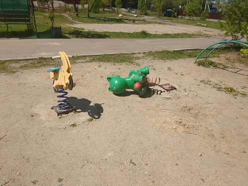 Торчат острые трубы: опасная детская площадка смутила жительницу Чигирей