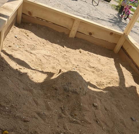 Торчат острые трубы: опасная детская площадка смутила жительницу Чигирей