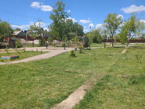 Торчат острые трубы: опасная детская площадка смутила жительницу Чигирей