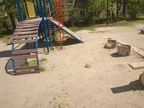 Торчат острые трубы: опасная детская площадка смутила жительницу Чигирей