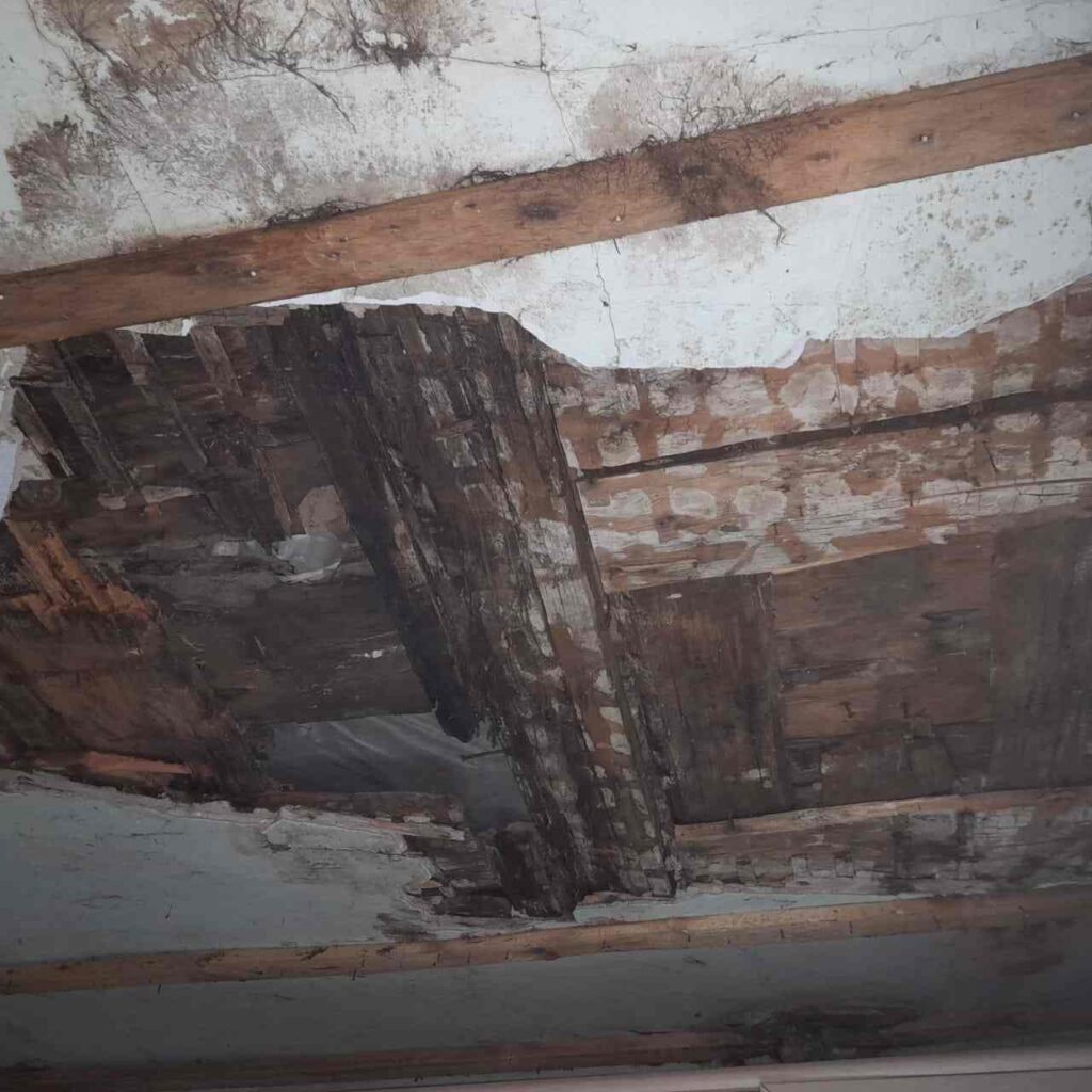 Придется платить дважды? В Зее пять лет топит многоквартирный дом