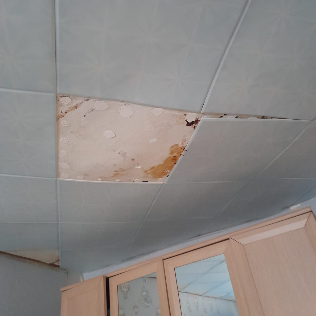 Придется платить дважды? В Зее пять лет топит многоквартирный дом