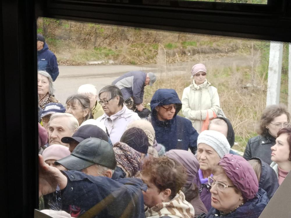 Мэрия Благовещенска объяснила, почему в Родительский день люди давили друг друга на остановках