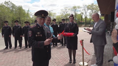 открытие полицейского участка, Свободный