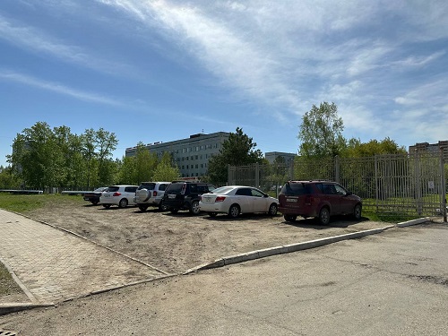 В Благовещенске начали штрафовать за парковку на газонах и детских площадках