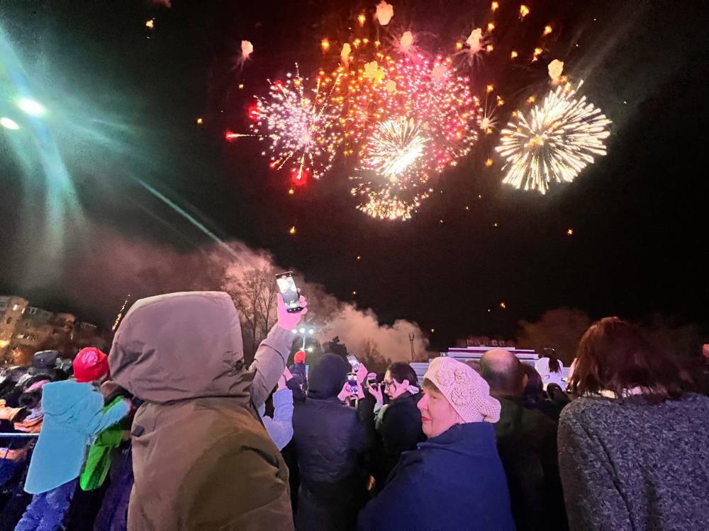 Праздничные огни озарили небо над Белогорском