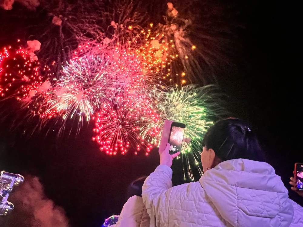 Праздничные огни озарили небо над Белогорском