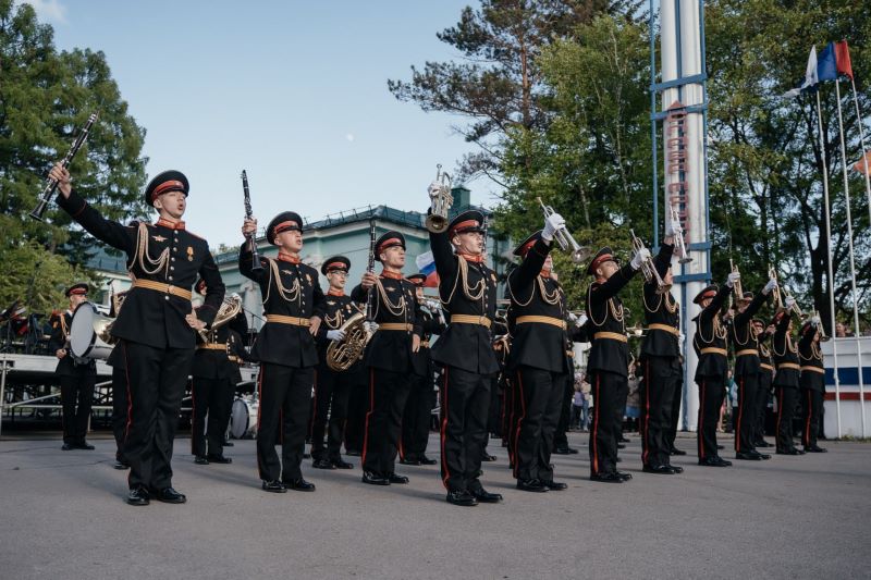 В Приамурье выступят известный китайский пианист и главный военный дирижер России