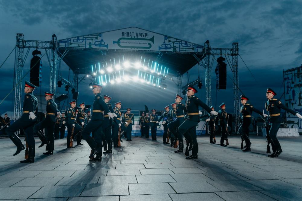 В Приамурье выступят известный китайский пианист и главный военный дирижер России